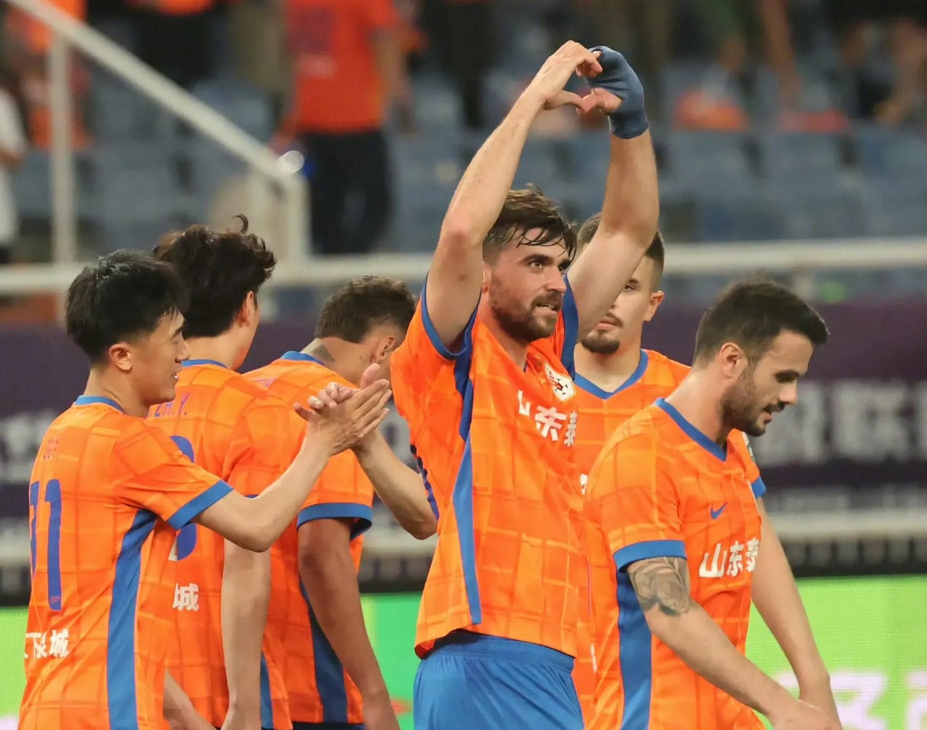 3377-山东泰山训练开放日，窗口期止住颓势引欢呼，亚冠在即，年轻球员得到机会的简单介绍