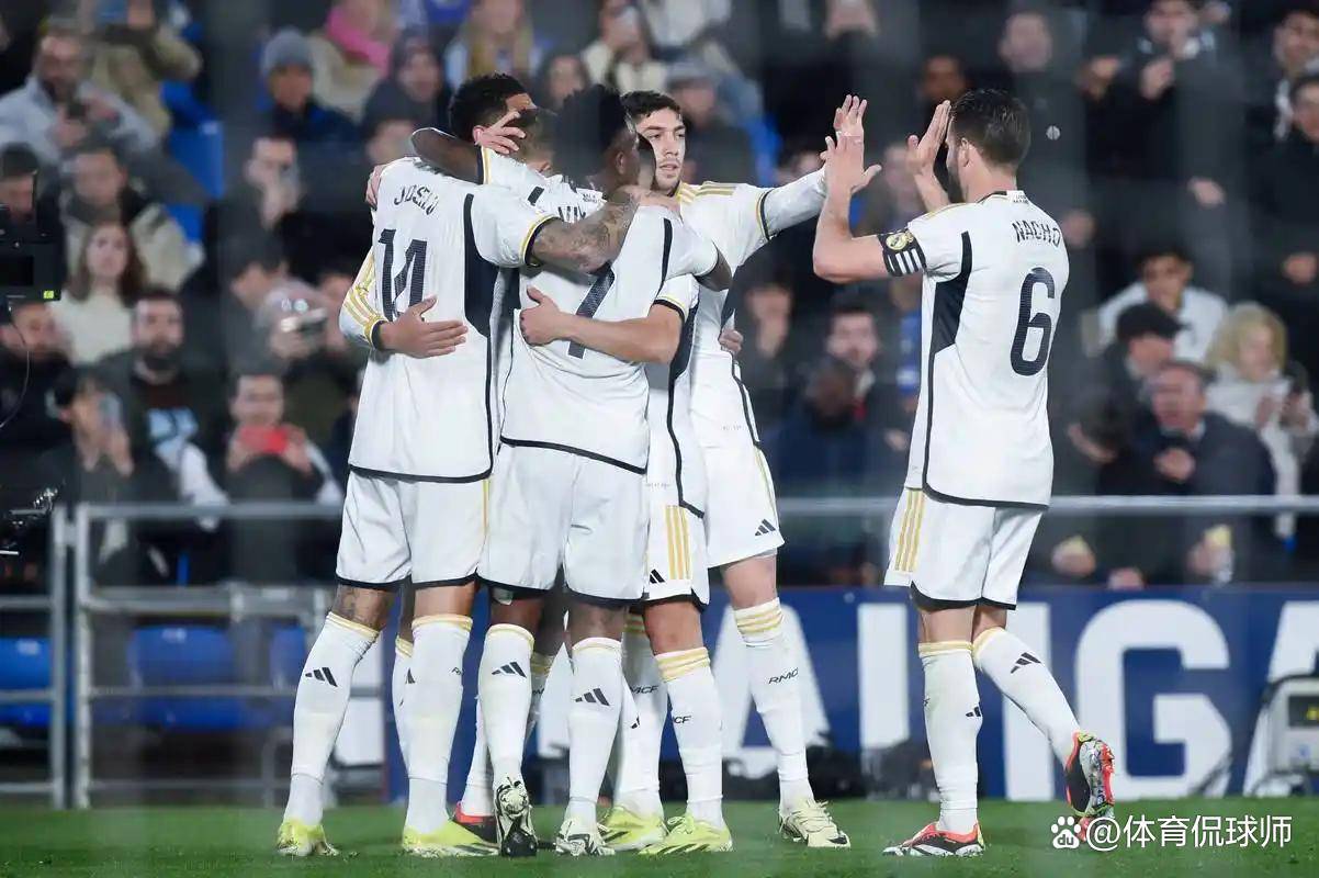 加时末段突围战来临，上海久事围绕西甲单刀错失，赛场秩序良好，年轻球员得到机会的简单介绍