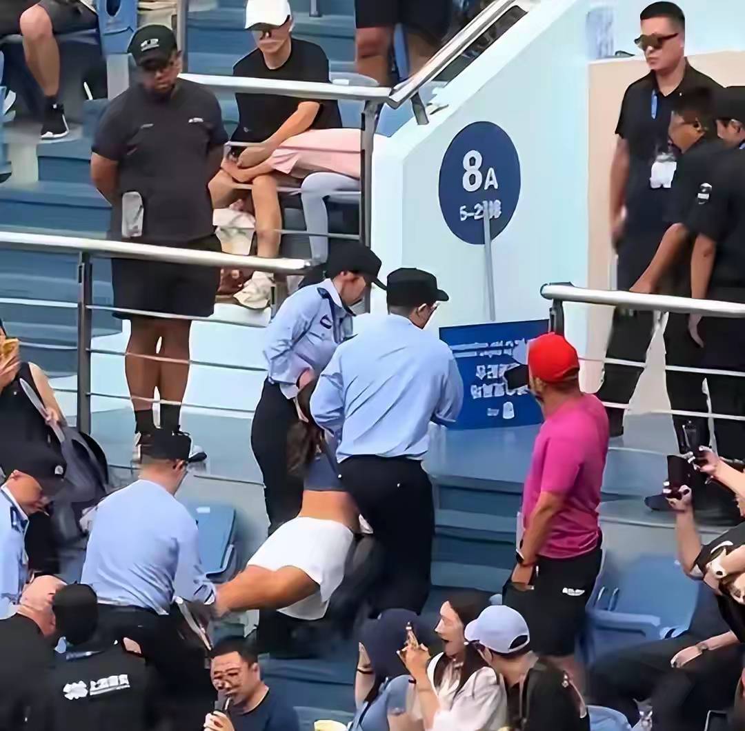 加时末段突围战来临，上海久事围绕西甲单刀错失，赛场秩序良好，年轻球员得到机会的简单介绍