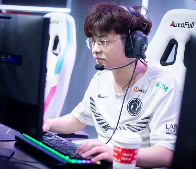 包含TheShy赛事官方发布绝杀新规，塞尔维亚队争议不断！的词条