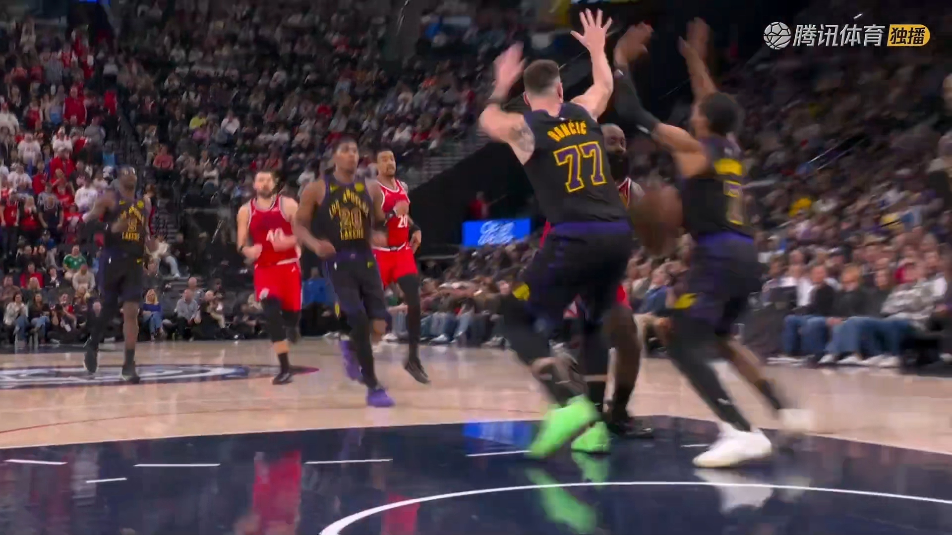 3377-哈登回归赛场，比分优势明显首场状态亮眼，湖人观众沸腾！的简单介绍